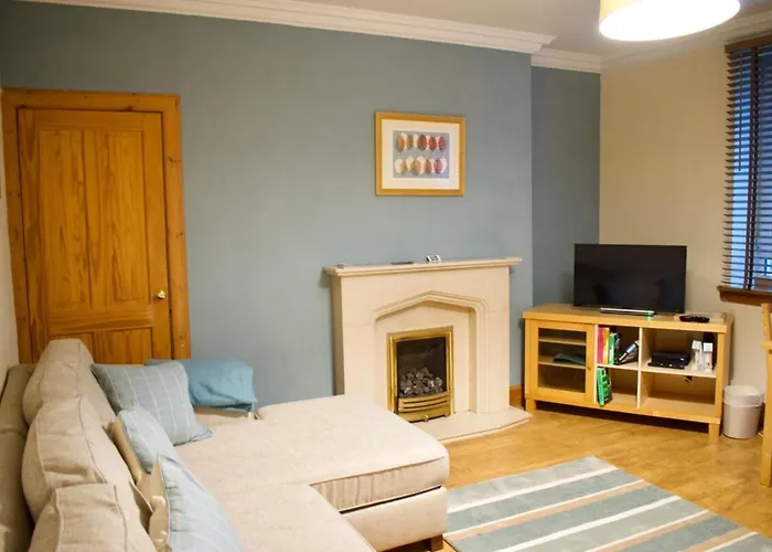 Newly Refurbed Home With Free Parking
